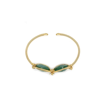 Elze Bracelet is one size fits all. Gold and Green bracelet. Handmade with Non-tarnish Gold plated wire and teardrop-shaped crystals. Minimalist Wire-wrapped bracelet. (Flat)